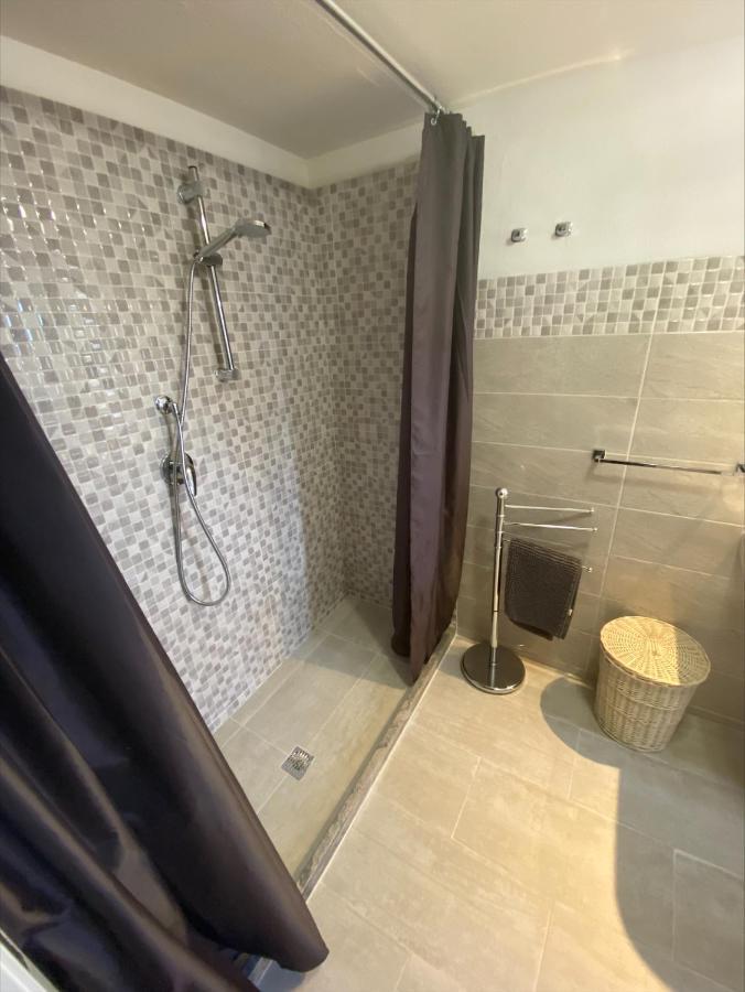 Olaspri Oschiri المظهر الخارجي الصورة